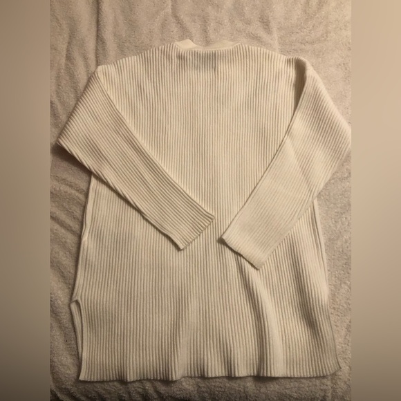 EUC A&F Women’s LuxeLoft Oversized Crew Sweater in White size Medium - Picture 3 of 4